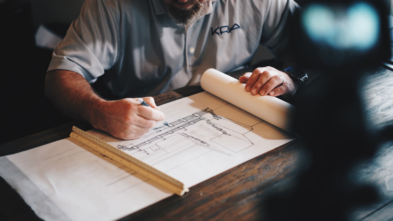 Plans d'architecte et outils de dessin sur table de travail