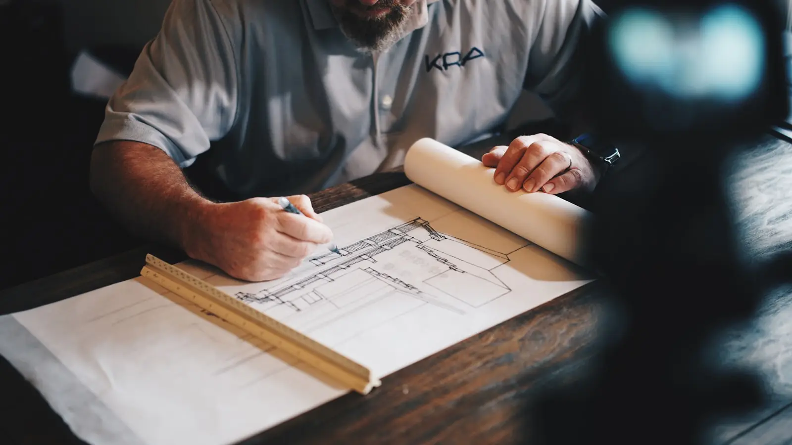 Plans d'architecte et outils de dessin sur table de travail