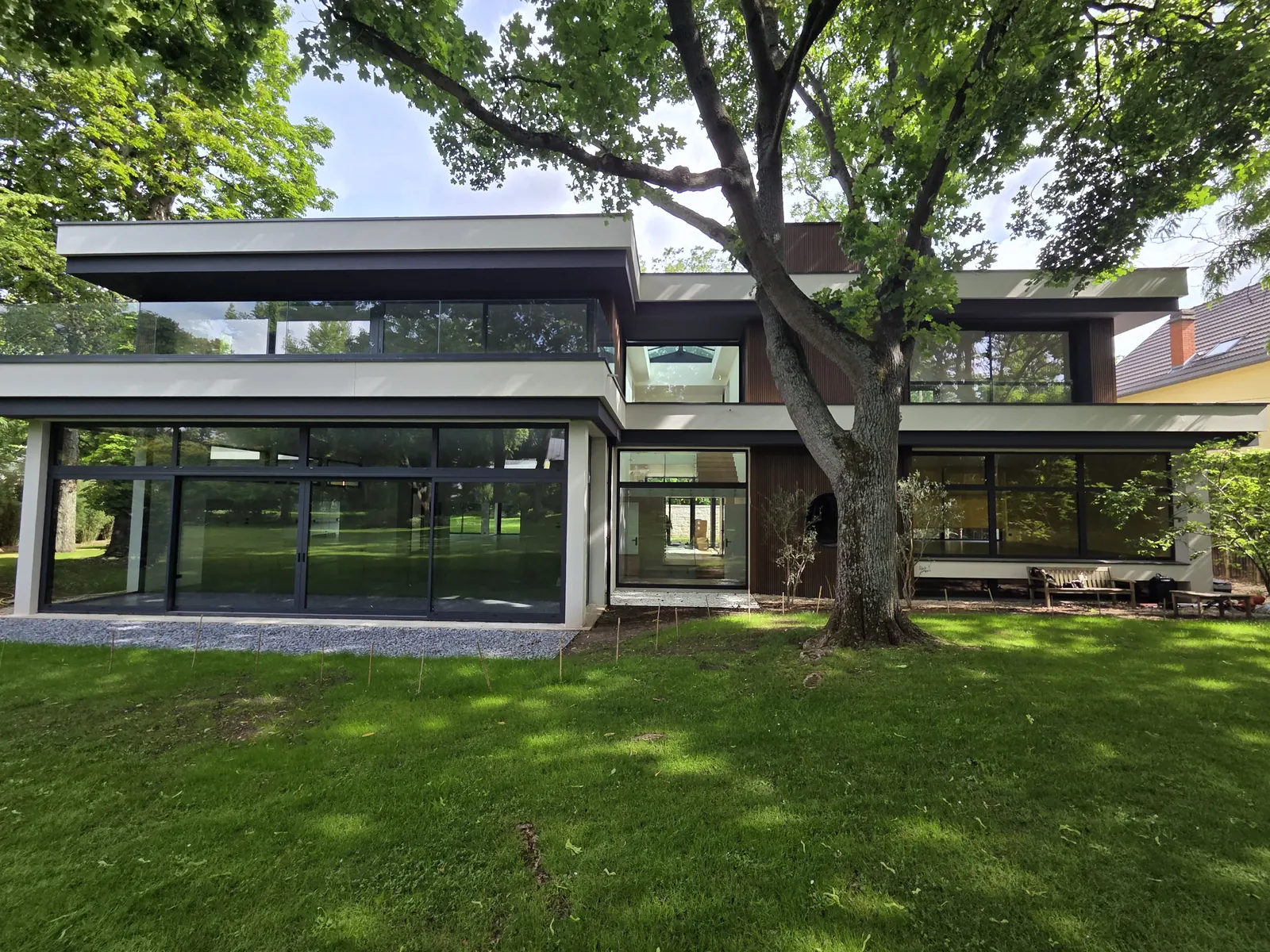 Maison contemporaine au Vésinet, façade sur jardin arboré et toiture-terrasse végétalisée, DSA Architectes
