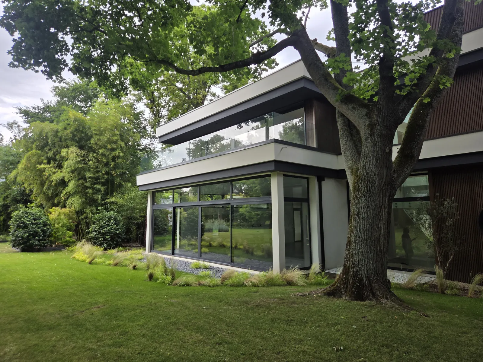 Maison contemporaine au Vésinet, angle sur baies vitrées et balcon filant à l'étage, DSA Architectes