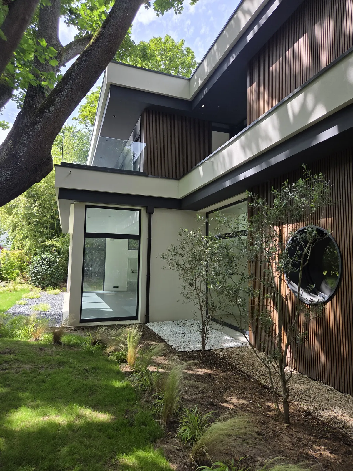 Bardage bois vertical et patio minéral d'une maison contemporaine au Vésinet, DSA Architectes