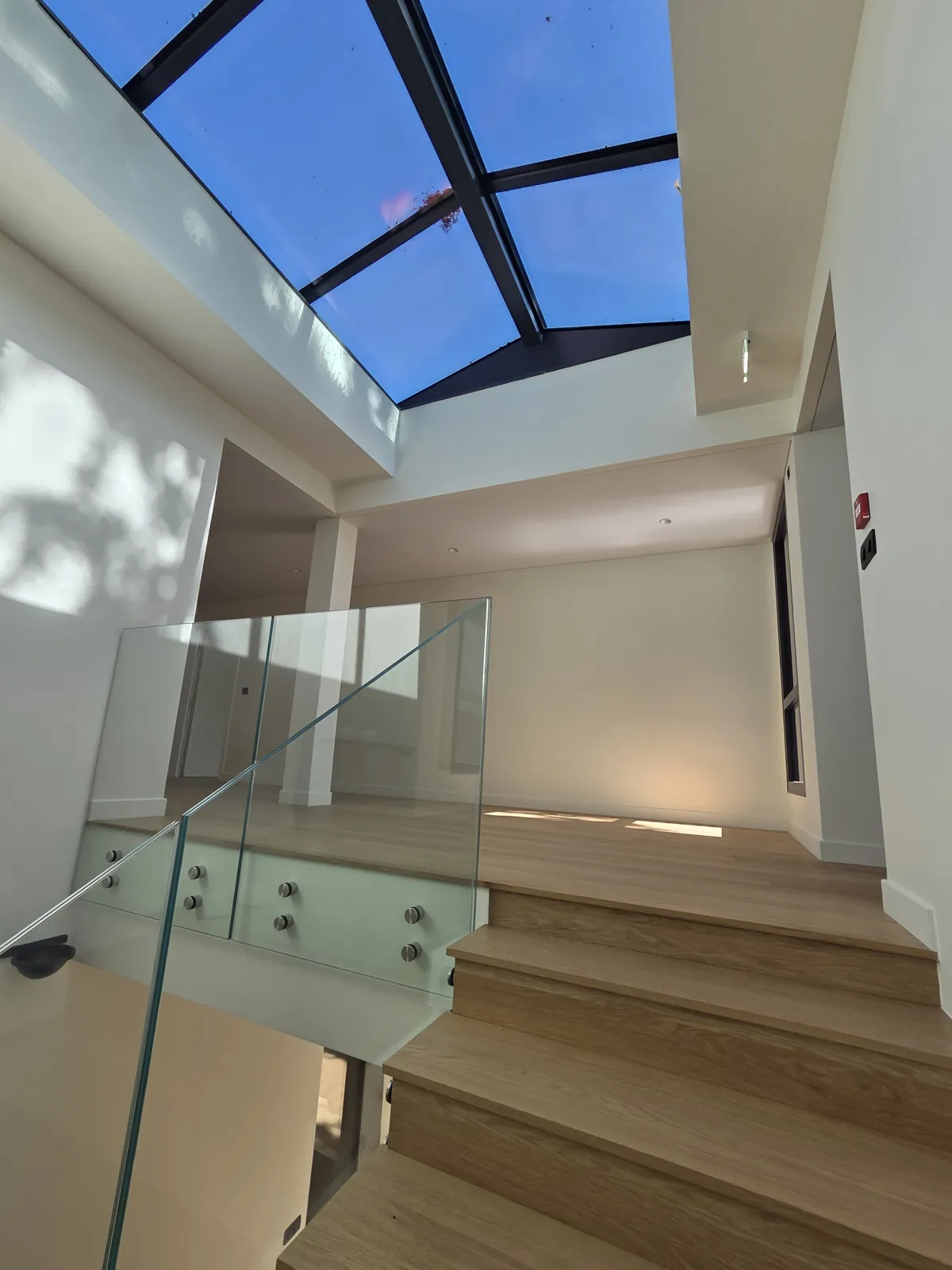 Verrière zénithale au-dessus de l'escalier, maison contemporaine au Vésinet, DSA Architectes