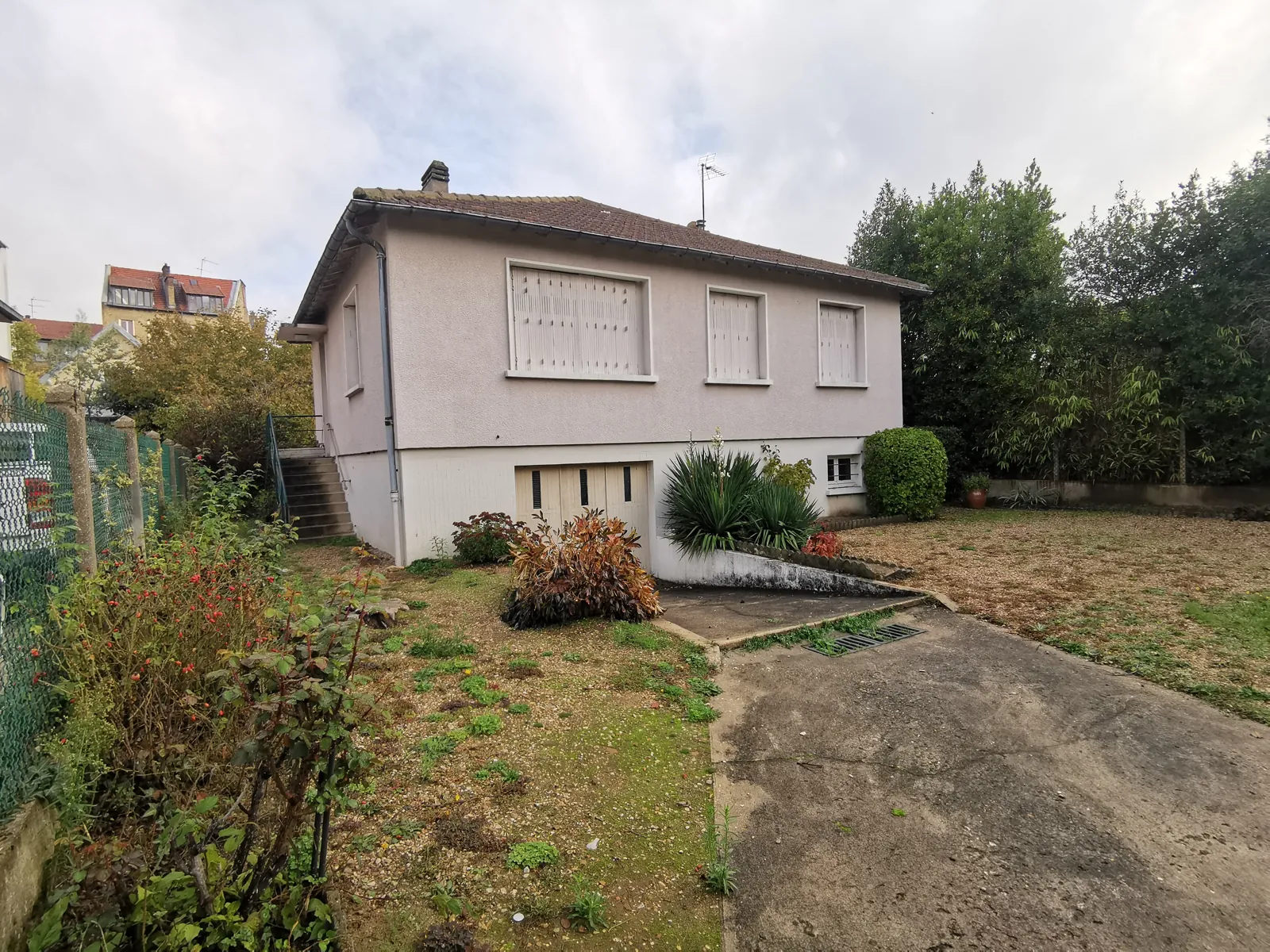 Avant travaux : pavillon des années 1950 à Chatou, vue sur le jardin